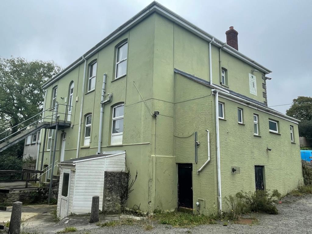 Lot: 77 - FORMER HOTEL WITH CONVERTED GRANARY BUILDING AND CAR PARK - Rear elevation of Boscawen Hotel